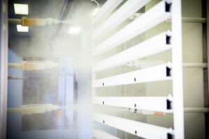 Staal door de lakstraat